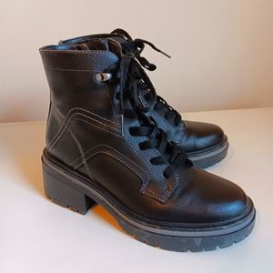 Womens Naturalizer Black ankle boots.  Size 6.